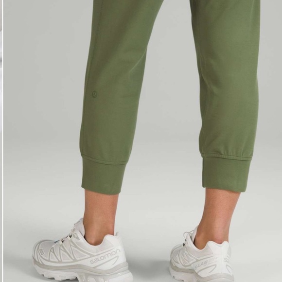 Lululemon High-Rise Jogger Crop - Picture 4 of 12